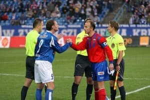 Powitanie dwójki kapitanów: Piotr Reiss i nasz bohater Jacek Trzeciak.