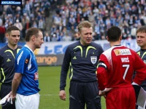 Jan Woś jako kapitan Odry przed spotkaniem z Lechem Poznań (obok Piotr Reiss)