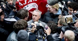 Johan Cruyff (w środku) przed gmachem amsterdamskiego sądu