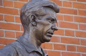 Wyrzeźbiona figura przedstawiająca Haynesa przy stadionie Fulham