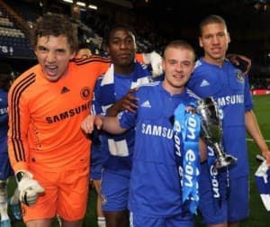 Juniorzy Chelsea świętują zdobycie Pucharu Anglii. W środku (najniższy) Conor Clifford