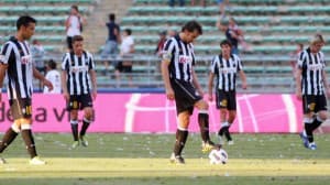 Piłkarze Juventusu schodzili z murawy Stadio San Paolo ze spuszczonymi głowami