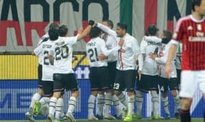 Martin Caceres tonący w objęciach kolegów z drużyny