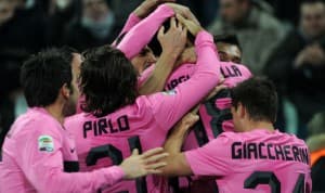 Uradowani po zdobyciu gola piłkarze Juventusu Turyn