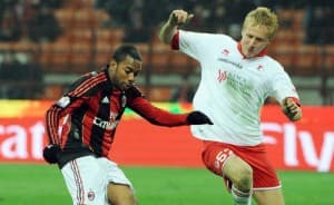 Kamil Glik w walce o piłkę z Robinho