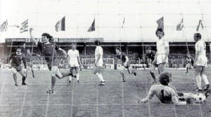 Kevin Keegan celebruje zdobycie gola przeciwko Club Brugge w finale Pucharu UEFA 1976