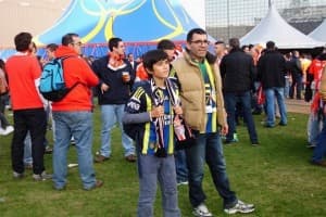 Kibice Fenerbahce przybyli na finał LE w Amsterdamie z zazdrością spoglądali na fanów Chelsea i Benfiki