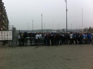 Długie kolejki przed stadionem