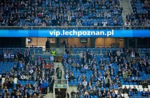 Nowe bandy reklamowe znajdują się na trybunach