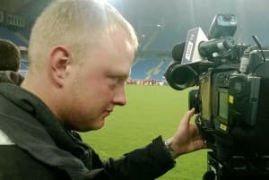 Szymon Iwanicki podczas kręcenia kulis meczu „Kolejorza” 
