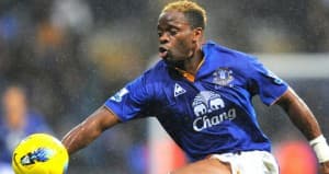 Louis Saha występował w wielu drużynach Premier League. Na zdjęciu w barwach Evertonu