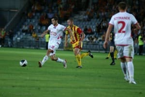 Łukasz Broź (przy piłce) będzie kapitanem Widzewa w sezonie 2011/2012