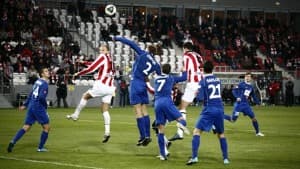 Maciej Jankowski walczy o piłkę