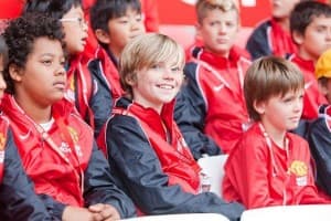 Młodzi adepci futbolu cieszą się z możliwości poznania Manchesteru United od środka