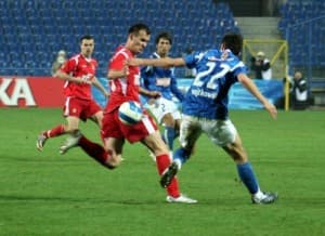 O piłkę walczą Marek Zieńczuk (z lewej) i Grzegorz Wojtkowiak