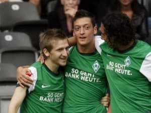 Zabójcze trio Werderu – od lewej: Marin, Ozil i Pizarro.