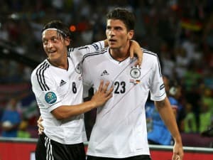 Mario Gomez i Mesut Oezil, czyli duet, którego Duńczycy powinni obawiać się najbardziej