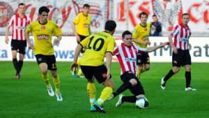 Mariusz Stępiński (pierwszy od lewej w koszulce Widzewa)
