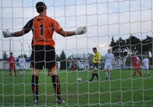 Mateusz Witkowski przygotowuje się do wykonania rzutu karnego