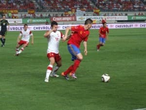 Michał Żewłakow (z lewej) w starciu z Fernando Torresem (z prawej)