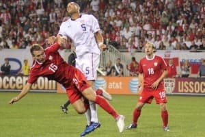 Adam Matuszczyk (z lewej) dwa razy prostopadle podał do Roberta Lewandowskiego, notując w ten sposób dwie asysty