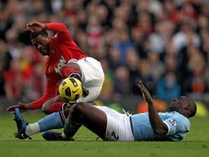 Micah Richards w pojedynku z Patricem Evrą