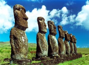 Charakterystyczne dla Wyspy Wielkanocnej posągi moai