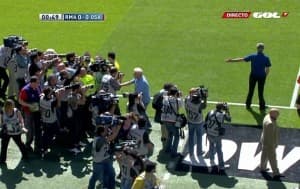 Mourinho oblegany przez fotoreporterów tuż po rozpoczęciu meczu