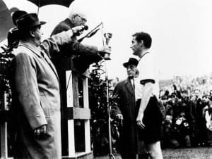 Fritz Walter tuż przed ceremonią wręczenia trofeum podczas mistrzostw świata w 1954 roku