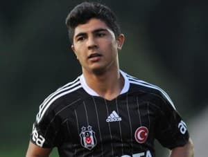 Muhammed Demirci w koszulce Besiktasu