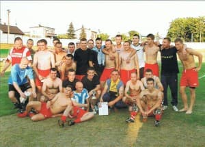Zespół Naprzodu celebrujący awans do trzeciej ligi