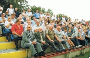 Kibice Naprzodu dopingujący swoją drużynę