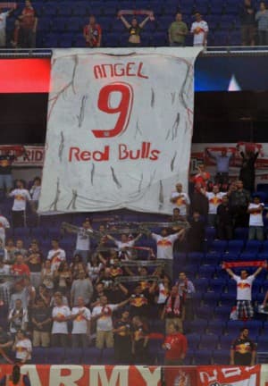 Kibice dziękują Angelowi...