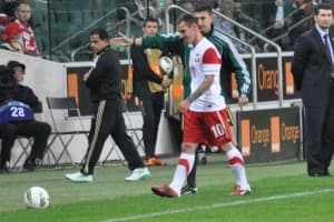 Ukarany czerwoną kartką Ludovic Obraniak opuszcza boisko