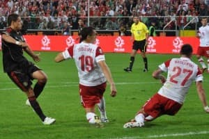 Javier Hernandez strzela gola