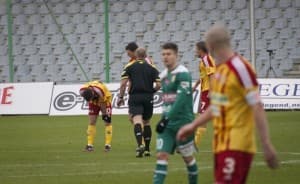 Pokojowa atmosfera? Nic bardziej mylnego. Siekiery pewnie ukryte pod koszulką, a noże w getrach. Rąbanka na całego!