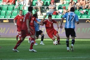 Grzegorz Wojtkowiak w walce o piłkę