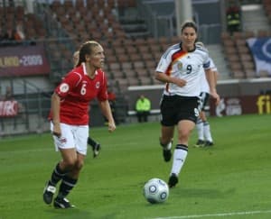 Camilla Huse (z lewej) oraz Birgit Prinz