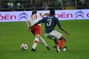 Częsty obrazek z meczu Polska – Francja – goście oglądają plecy Adriana Mierzejewskiego