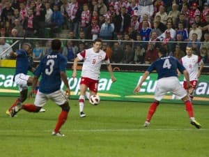 Robert Lewandowski po raz kolejny musiał zmagać się z kilkoma rywalami naraz. Po raz kolejny też dobrze sobie radził