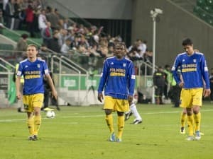 Charles Nwaogu (w środku) nie jest już piłkarzem Arki