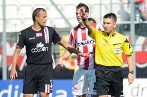 Antoni Łukasiewicz (z lewej) i sędzia  Paweł Gil