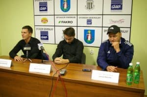 Trenerzy Robert Podoliński (Dolcan Ząbki) i Janusz Świerad (Sandecja Nowy Sącz) na konferencji prasowej