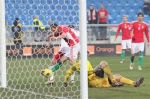 Przy zwycięskim golu Vilmos Vanczak ubiegł Roberta Lewandowskiego
