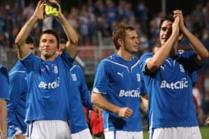 Ivan Djurdjević (z lewej), Dimitrije Injac oraz Gordan Golik dziękują kibicom