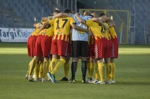 Piłkarze Korony Kielce mogą sobie pluć w brodę