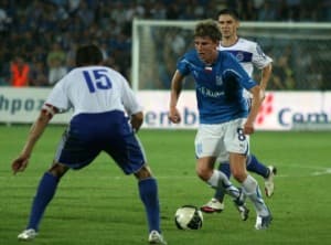Jacek Kiełb w ataku na bramkę Interu Baku