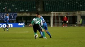 Piotr Rocki, jeszcze w koszulce Legii, rywalizuje z Piotrem Ćwielongiem