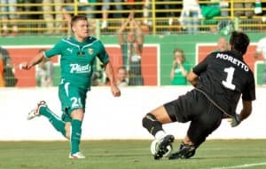 Piotr Ćwielong (z lewej) w trakcie natarcia na bramkę Arki