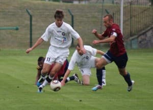 Bartosz Ława (z prawej) rozstrzygnął losy meczu z Arką Gdynia